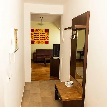 Ruhiges-Apartment-Fuer-Drei-In-Schwechat