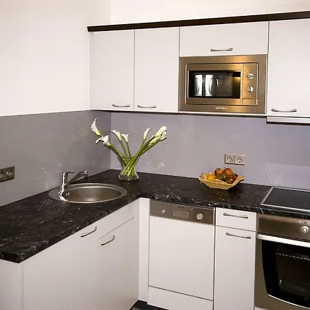 Ruhiges-Apartment-Fuer-Drei-In-Schwechat *